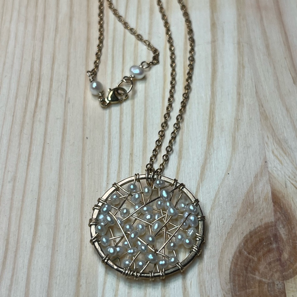 Elegant Goldtone and Pearl Necklace